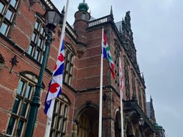 Friese vlag hangt uit protest halfstok bij universiteitsgebouw in Groningen