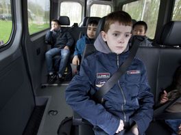 Onvrede over leerlingenvervoer: 'Kinderen zitten soms drie uur per dag in de taxi'