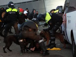 Acht aanhoudingen en meerdere gewonden na rellen bij verloren promotiewedstrijd ADO Den Haag