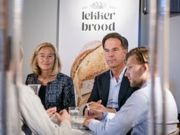 Rutte brengt energiebezoek aan Haagse bakkerij: 'We dreigen een luxeproduct te worden'