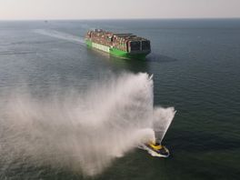 VIDEO: Daar is 'tie dan: het grootste containerschip ter wereld komt aan in Rotterdam