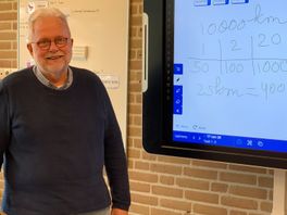 Docent Henk Bomhof (69) uit Markelo blijft lesgeven, zeker nu veel docenten uitvallen