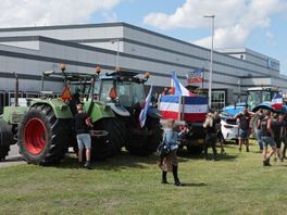 Boerenprotest | Boeren aangekomen bij distributiecentrum Hoogvliet