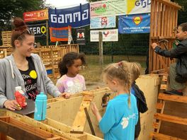Kinderen in Capelle-Schollevaar timmeren er op los: 'Het beste huttendorp ooit!'
