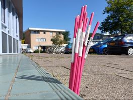 'Lelijke' roze kabels steken overal uit de grond: 'Hadden al lang weg moeten zijn'
