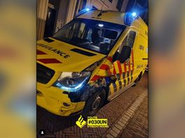 Ambulance gestolen in centrum Utrecht, dader ramt meerdere auto's: 'Schandalig, hoe diep kan je zinken'