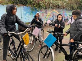 Eerste fietsen van inzamelactie uitgedeeld aan Rotterdamse kinderen uit arme gezinnen