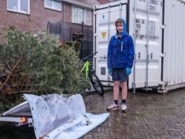 Walter verzamelt kerstbomen met speciale fietskar: 'De bomen zijn zo groot en ik ben zo klein'