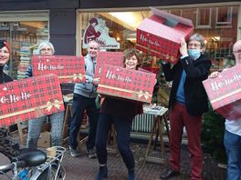Vrijwilligers boekhandel Colette brengen kerstpakketten naar verzorgingshuizen