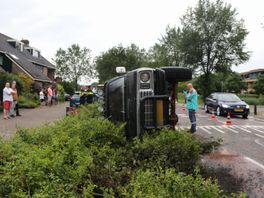 Pick-up truck crasht in Baarnse woonwijk
