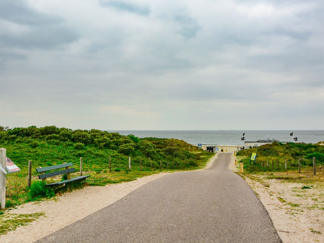 Een, hier nog rustige, strandweg richting Ouddorp