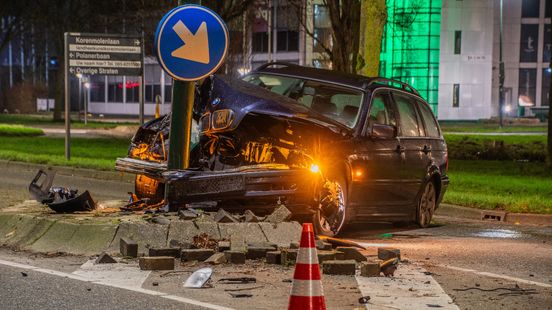 Vrachtwagen belandt in berm | Auto beschadigd na botsing paal. Vrachtwagen belandt in berm | Auto beschadigd na botsing paal.