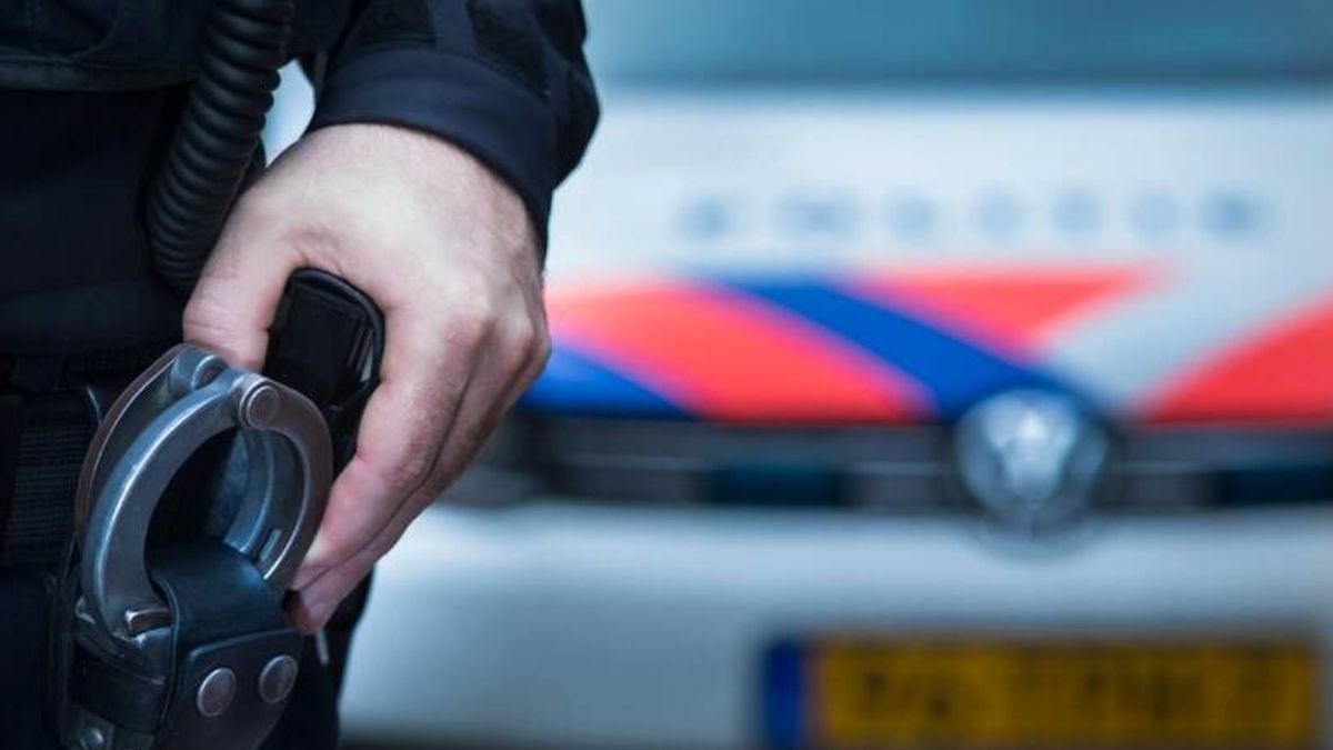 Man met mes aangehouden | Vier jonge vrouwen overvallen tabakswinkel