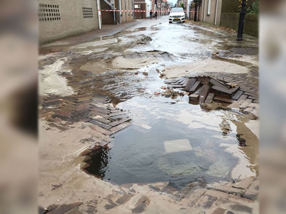 Door de kapotte leiding komt het water omhoog