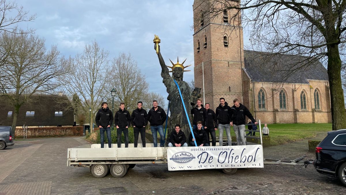 Oudejaarsvereniging De Oliebol slaat weer toe: vrijheidsbeeld duikt op in Vledder