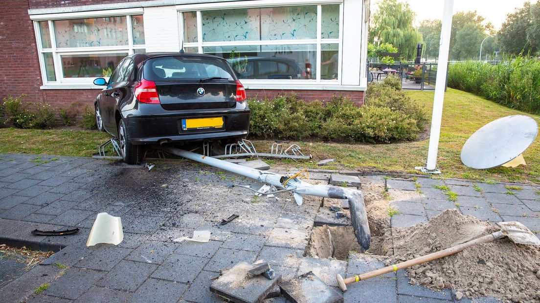 Wilde achtervolging in Zwolle eindigt in botsing