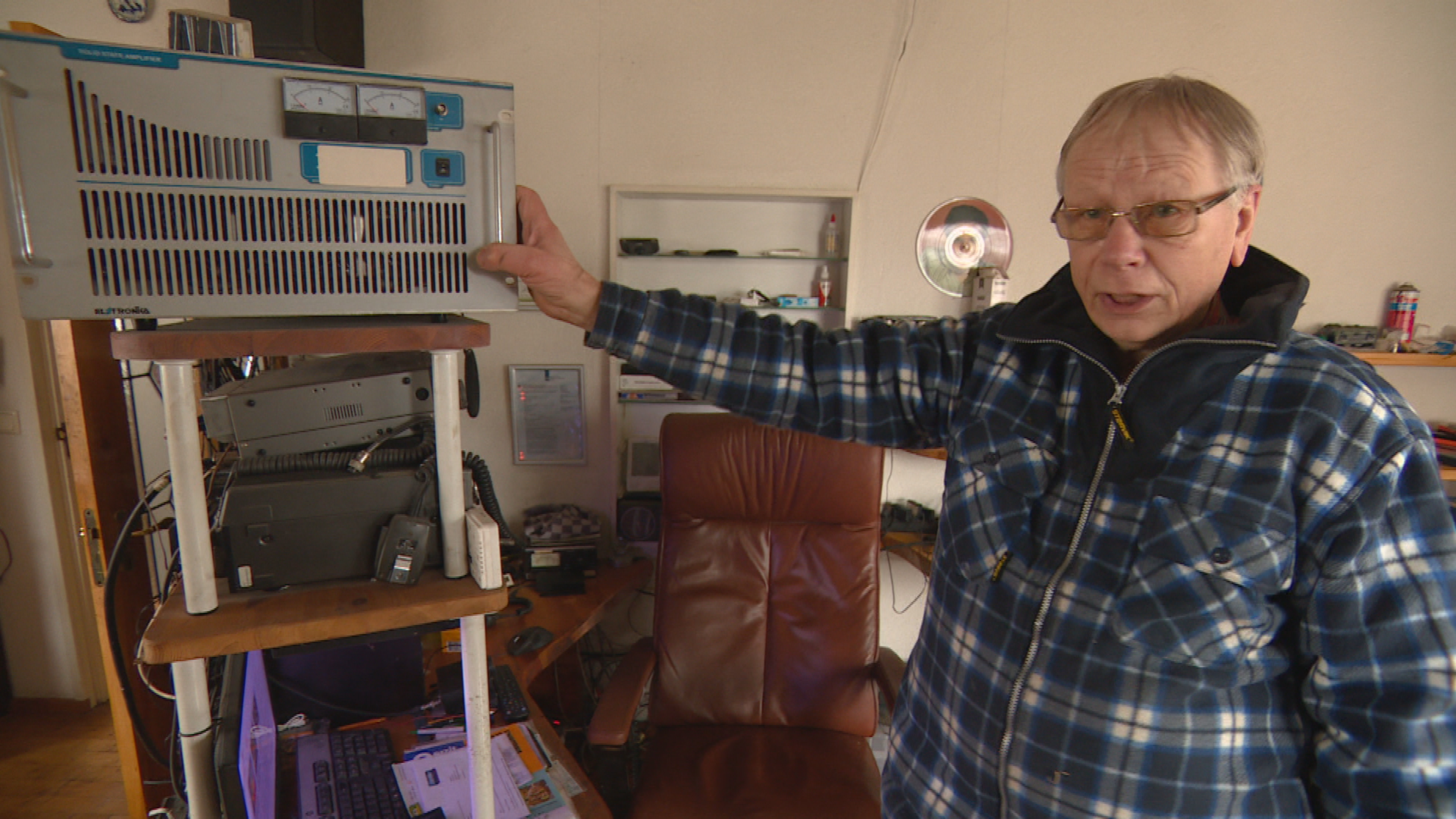 Gerrit heeft een huis vol elektronica, zenders en versterkers