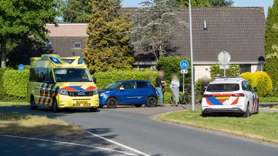 Fietsster gewond in Emmen na botsing met auto. Fietsster gewond in Emmen na botsing met auto.