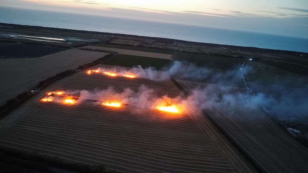 Boer helpt brandweer bij bestrijding akkerbrand Westkapelle