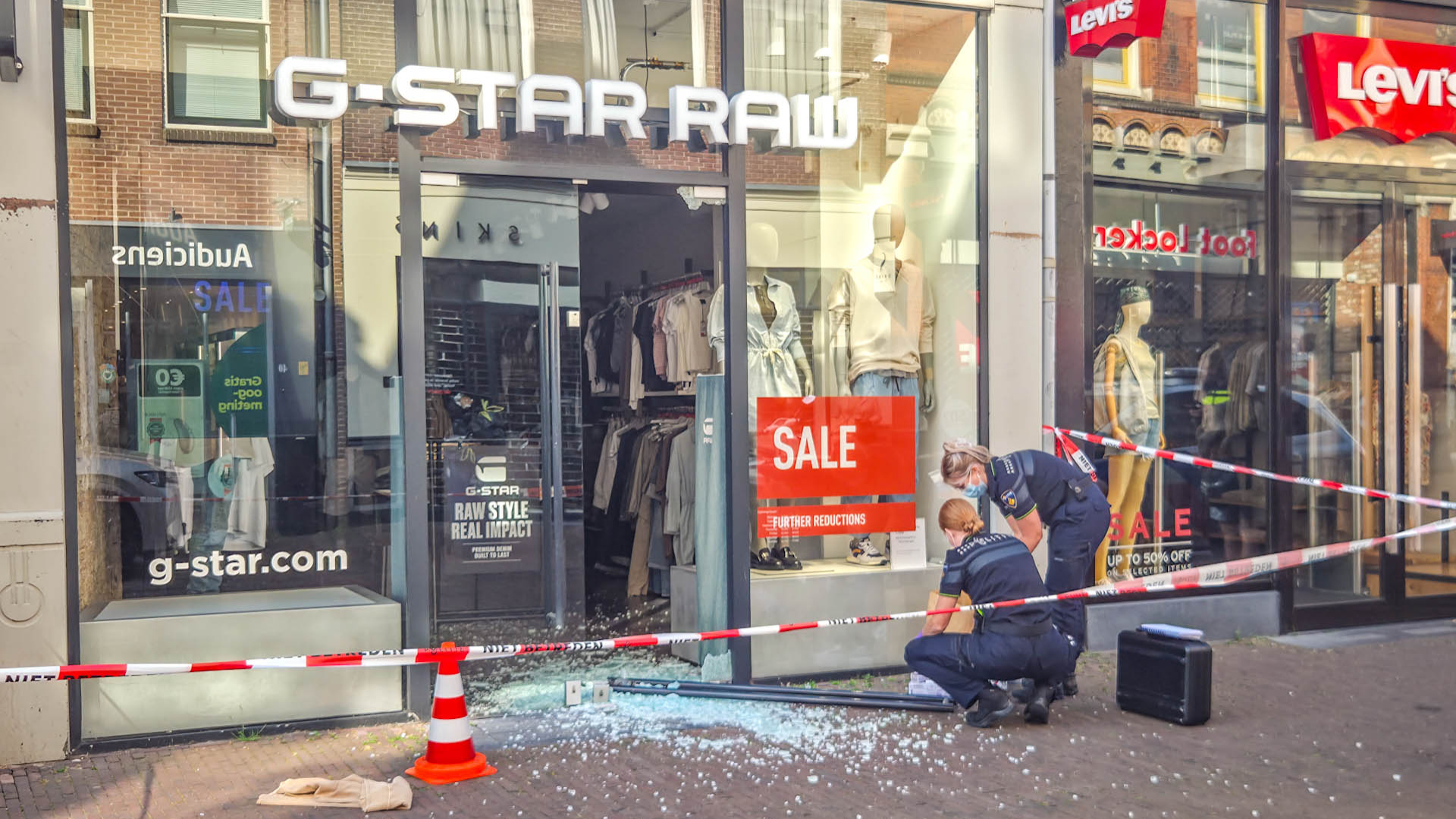 Vernielde voordeur en inbraakalarm, maar kledingwinkel 'gewoon open'