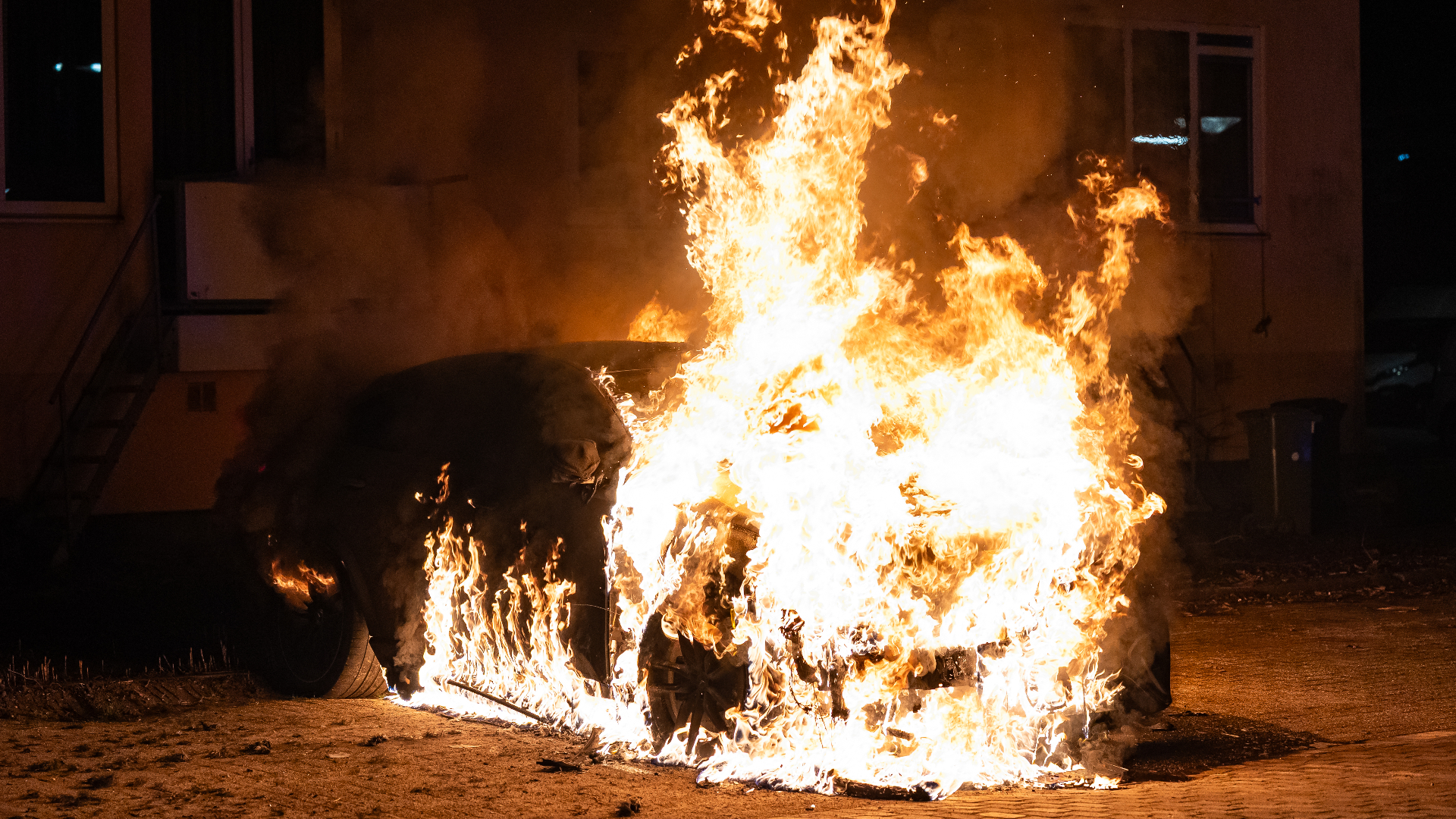 Aan de Goudenregenstraat in Vlaardingen is een Mercedes volledig uitgebrand.