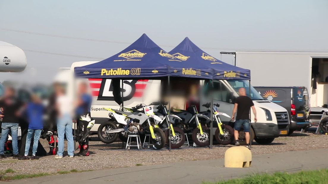 Supermoto-coureur gewond bij val op circuit bij Nieuw-Weerdinge