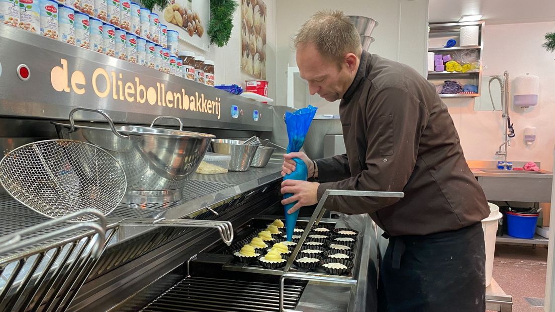 Remon Müller van De Oliebollenbakkerij is al druk aan het werk.