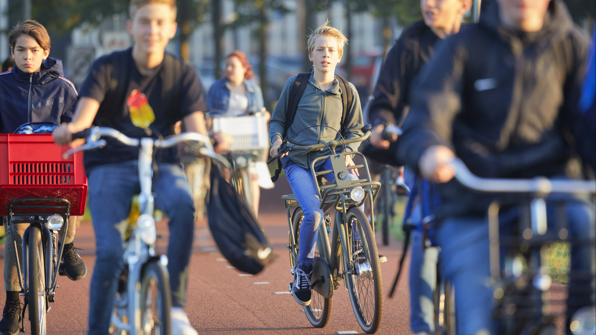 'Maak geen parkeerplekken van fietspad', school voert actie - Omroep West