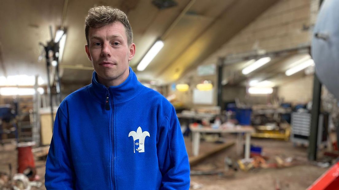 Joost Hofhuis staat in de lege loods