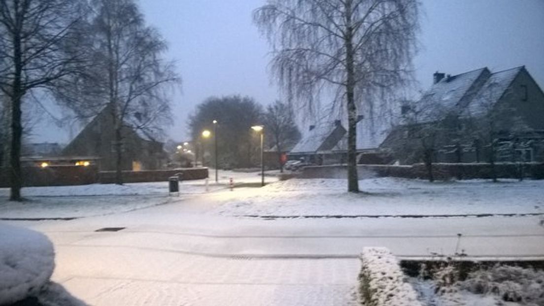 In de avond en vannacht kan het lokaal glad blijven, waarschuwt het KNMI. Dat komt door sneeuwval. Op veel plaatsen in Gelderland begon Valentijnsdag vandaag dan ook met een laagje sneeuw en dat levert naast mooie plaatjes hier en daar ook risico's op. Met name op de Veluwe kan het plaatselijk glad zijn.