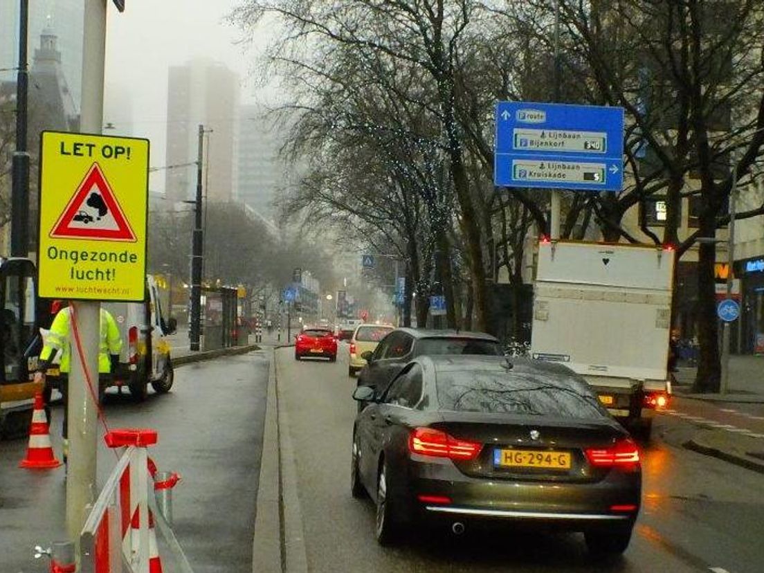 De verkeersborden, op onder andere de Coolsingel, moeten zorgen voor bewustwording van de slechte luchtkwaliteit in de stad