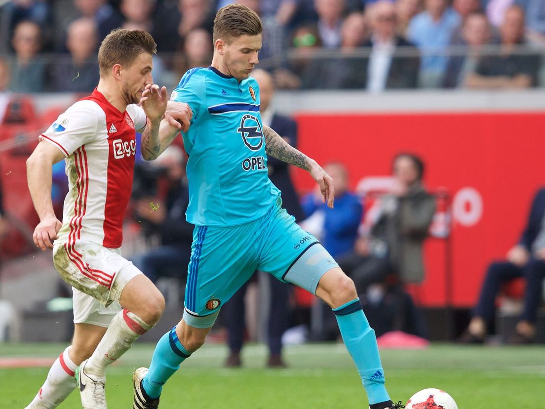 Michiel Kramer houdt Ajax-verdediger Joël Veltman van zich af