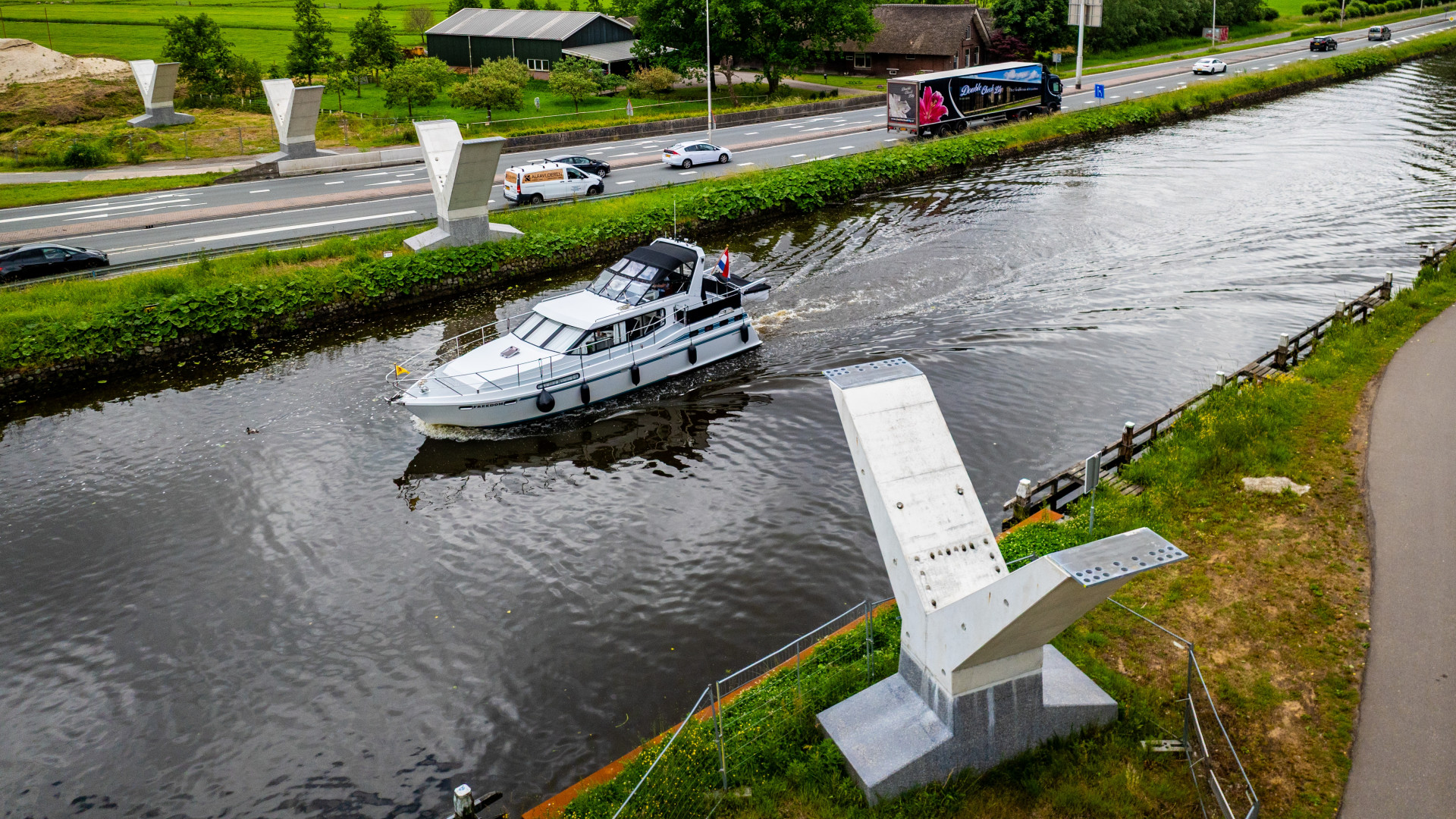 De steunpilaren staan er al een jaar, maar het brugdek ligt er nog steeds niet op