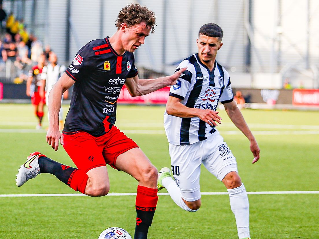 Mats Wieffer is hier namens Excelsior aan de bal in de nacompetitie tegen Heracles Almelo