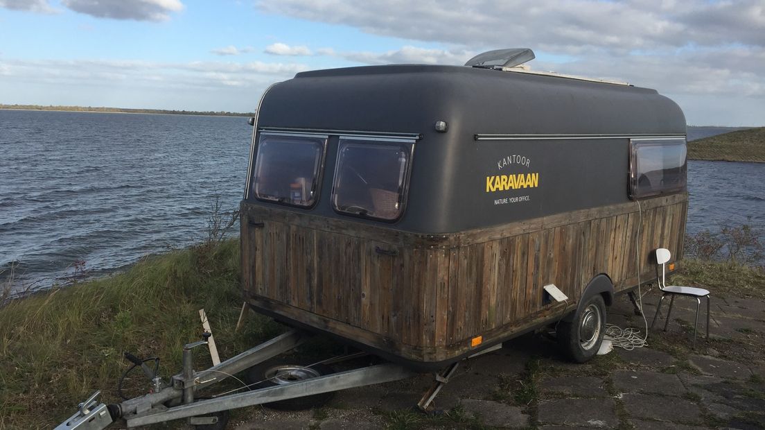 De kantoorkaravaan aan het Grevelingenmeer