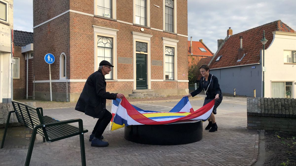 Paaltjes markeren stroomgaten Watersnoodramp op Tholen