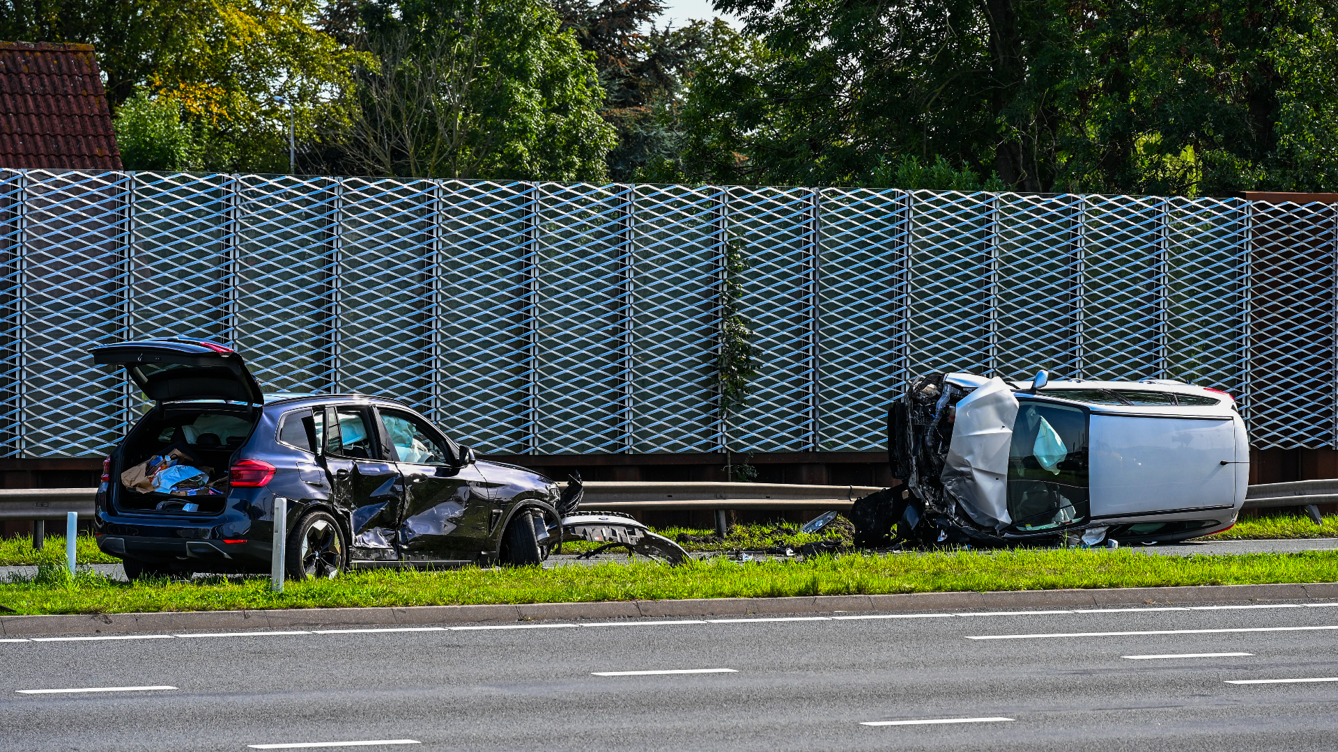 Beide auto's zijn zwaar beschadigd na het ongeluk op de Nieuwe Hoefweg.