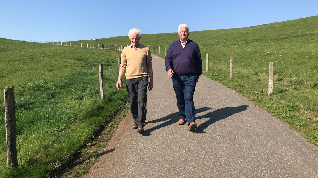 Ben Helming en Bernard Mencke van Wandelnet Drenthe krijgen hun gewenste wandelpaden (Rechten: RTV Drenthe/Margriet Benak)