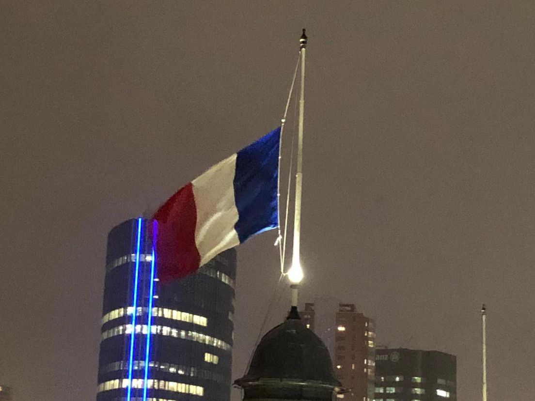 Vlag halfstok op stadhuis Rotterdam vanwege aanslag in Franse Nice