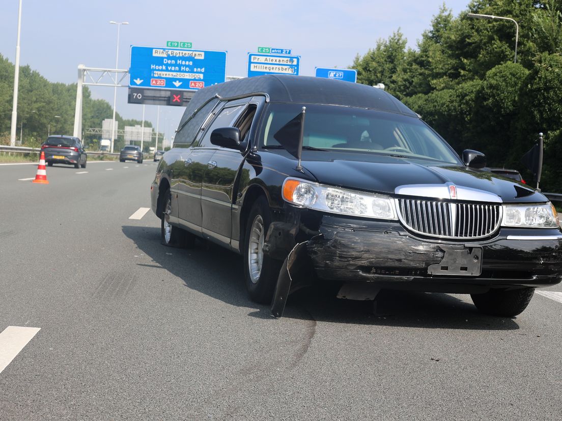 Lijkwagen crasht op snelweg A16 na botsing met twee andere auto's