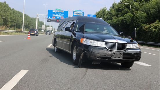 Lijkwagen crasht midden op snelweg na botsing met andere autos. Lijkwagen crasht midden op snelweg na botsing met andere autos.