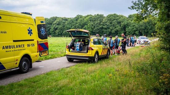 Wielrenners gewond bij botsing • metershoge vlammen. Wielrenners gewond bij botsing • metershoge vlammen.