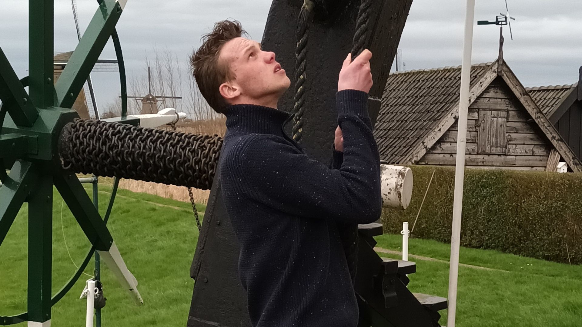 Jaco de Vries aan het werk op de molen