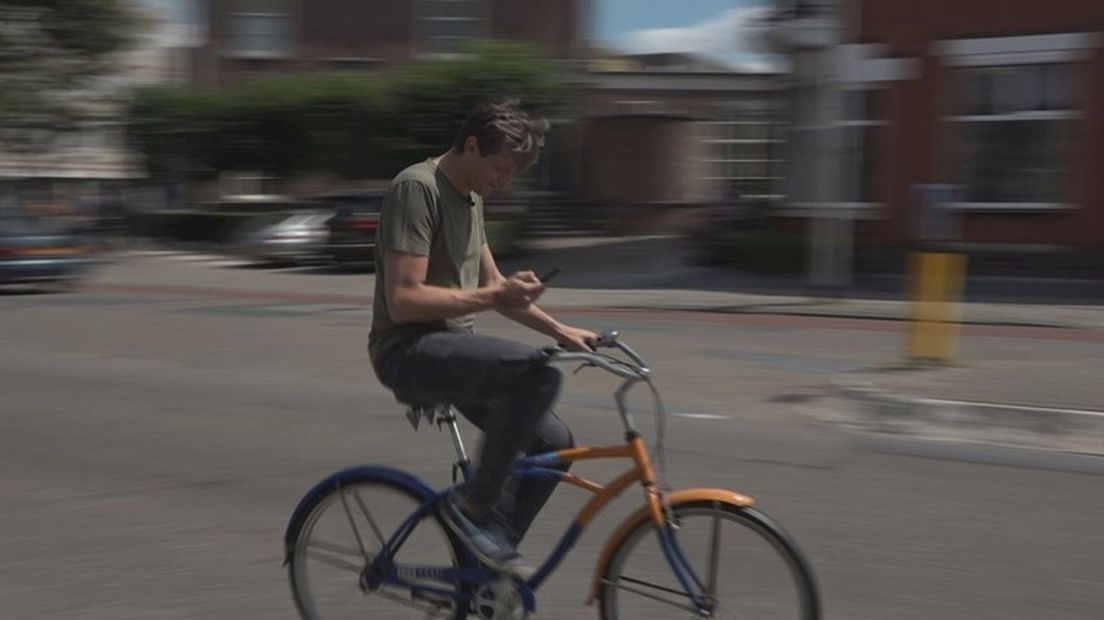 Veel meer boetes voor appen achter het stuur