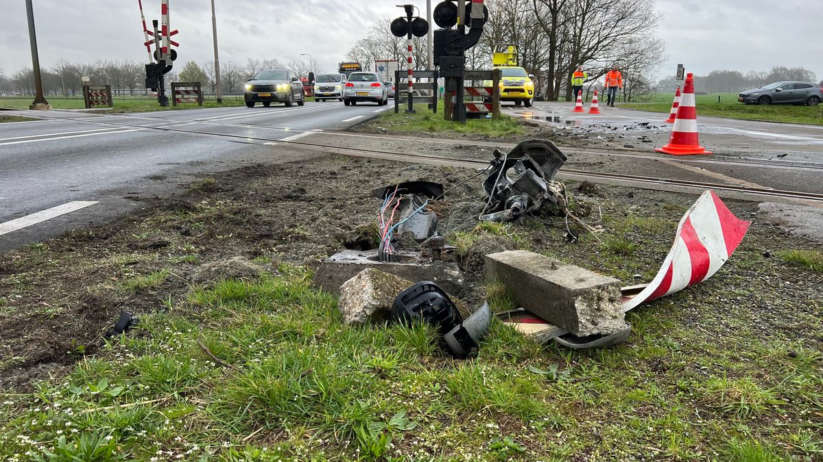 Flinke vertraging op spoor in de provincie: automobilist botst op spoorwegovergang