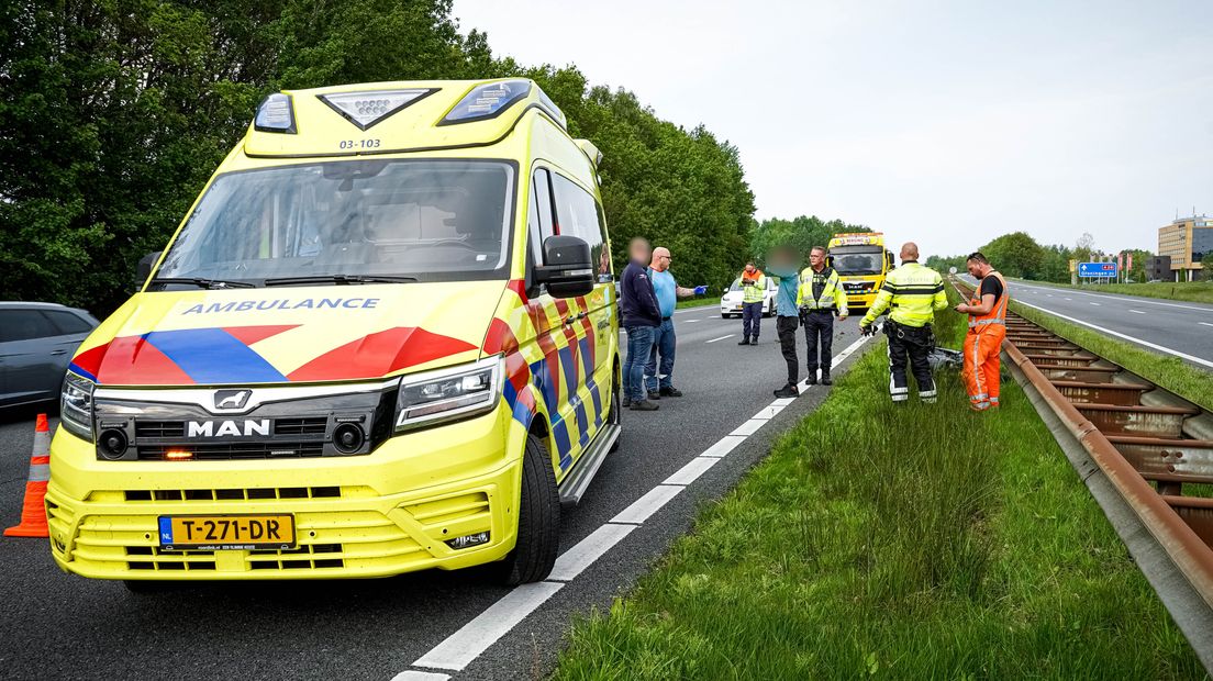 Op de A28 bij Assen raakte een motorrijder gewond