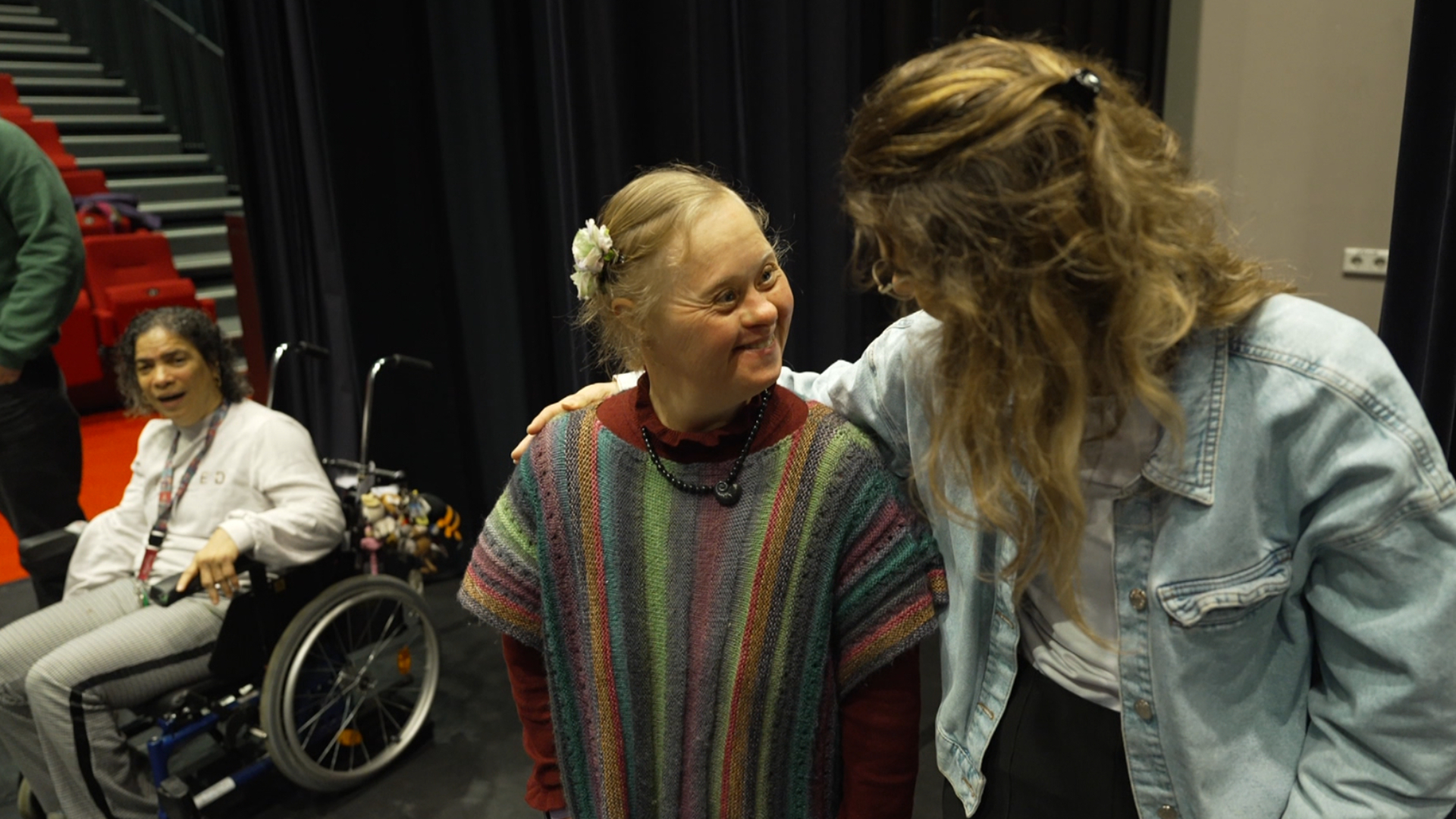 De groep krijgt meer zelfvertrouwen door samen toneel te spelen.