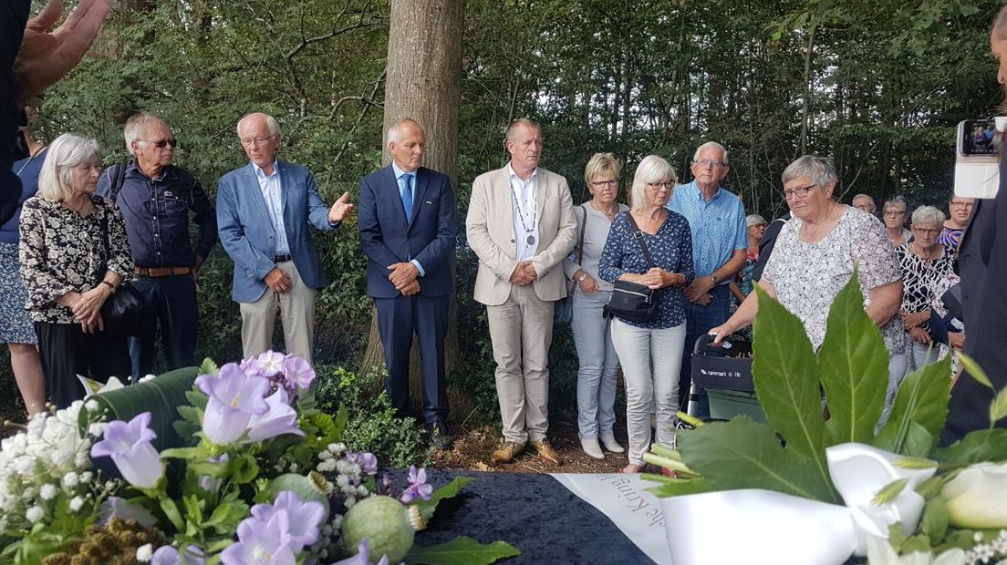 De herdenking bij het monument van de treinbeschieting in 1944 aan de Wijsterseweg in Hoogeveen (Rechten: Jasmijn Wijnbergen/RTV Drenthe)