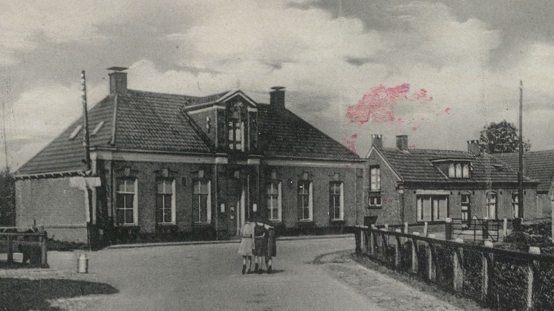 Het eerste gemeentehuis, op een prent uit 1942