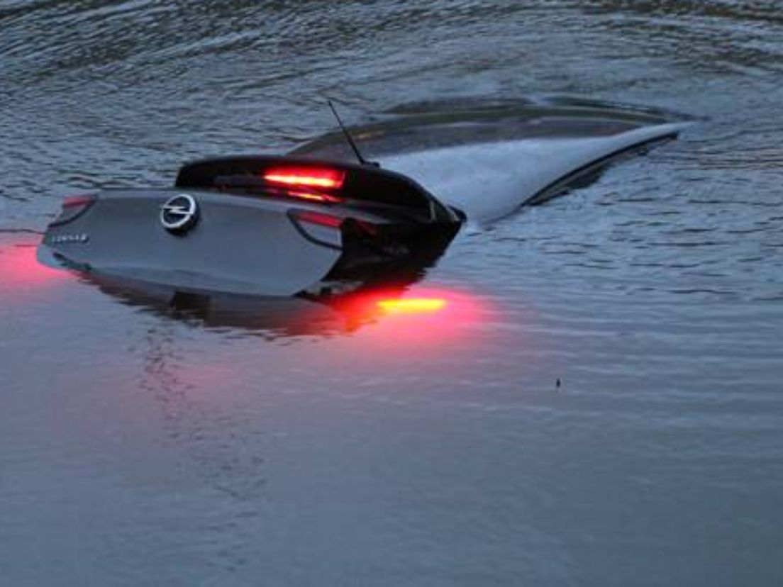 Auto te water in Dordrecht
